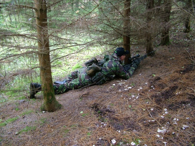  ¡Mantenle agachado para que el enemigo no le vea! 